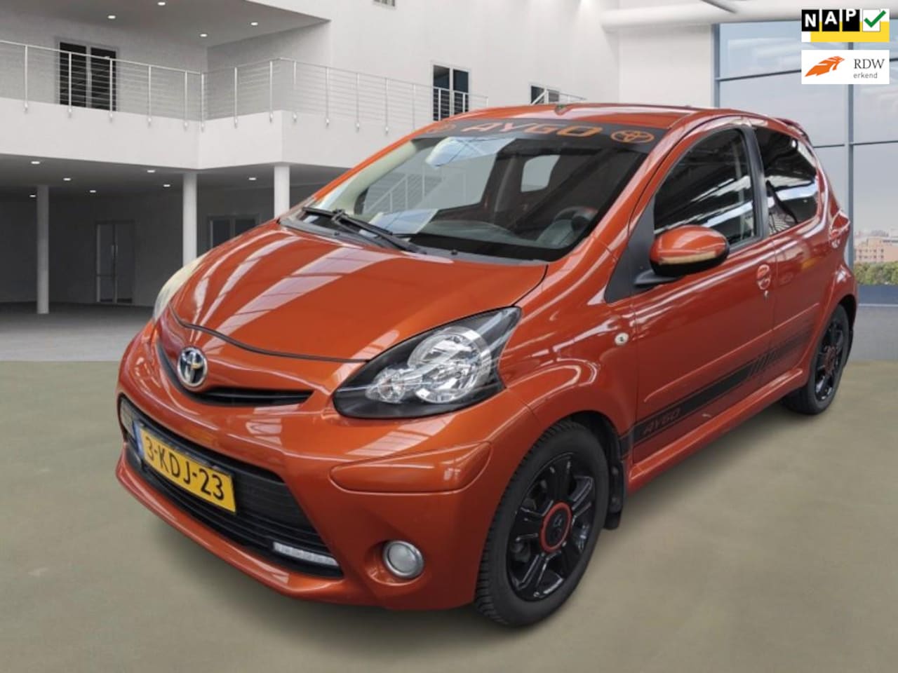 Toyota Aygo - 1.0 VVT-i Dynamic Orange/nw ketting incl waterpomp/toponderhouden/boekjez/3xsleutels/airco - AutoWereld.nl