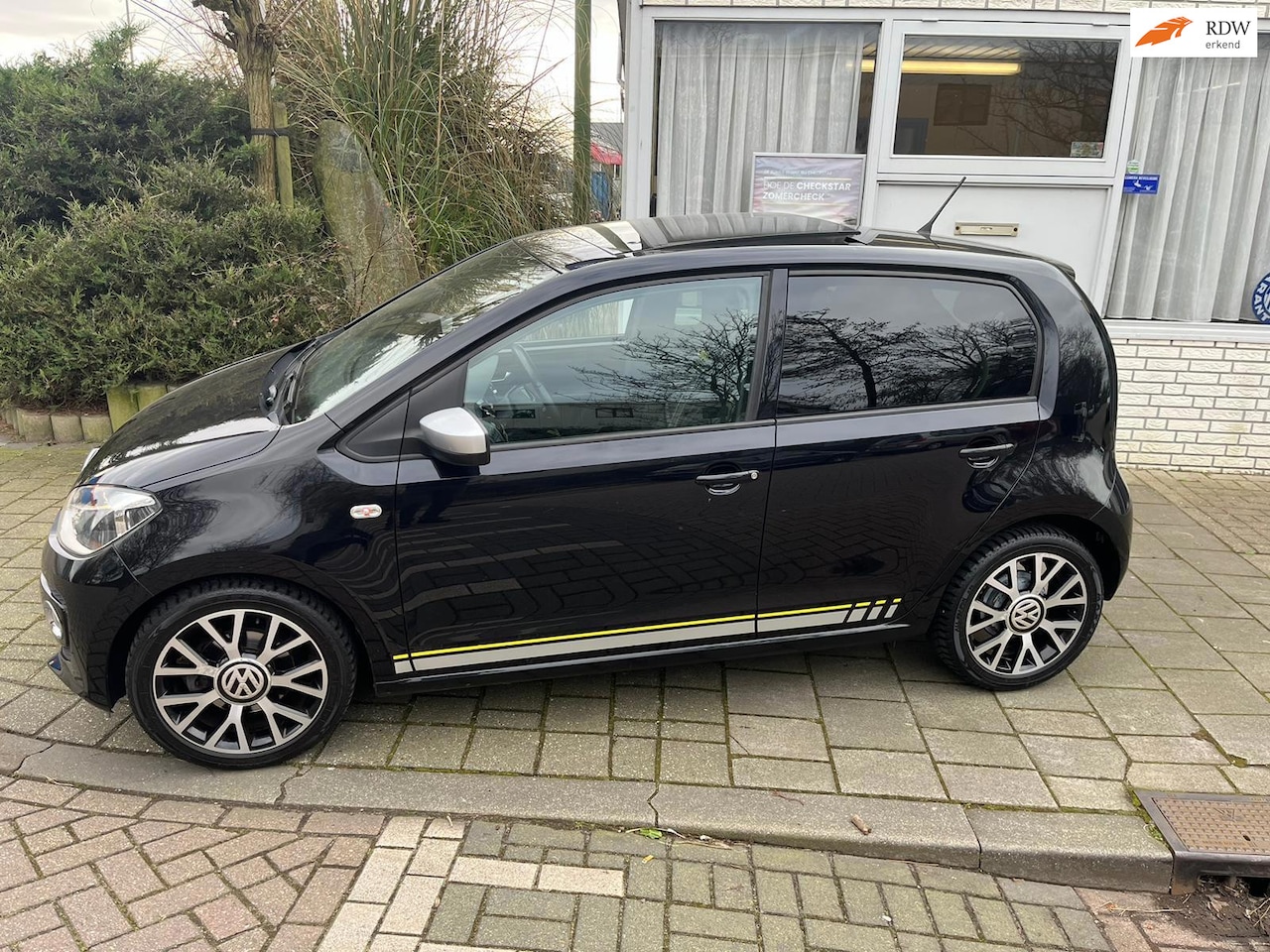 Volkswagen Up! - 1.0 high up! BlueMotion MOOIE SPORTIEVE UITVOERING - AutoWereld.nl