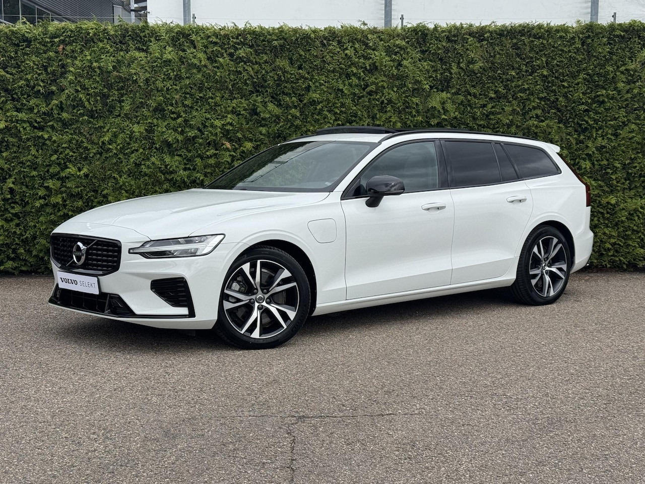 Volvo V60 - T6 Recharge AWD R-Design | Panoramadak | Elekt.stoel | DAB | CarPlay - AutoWereld.nl