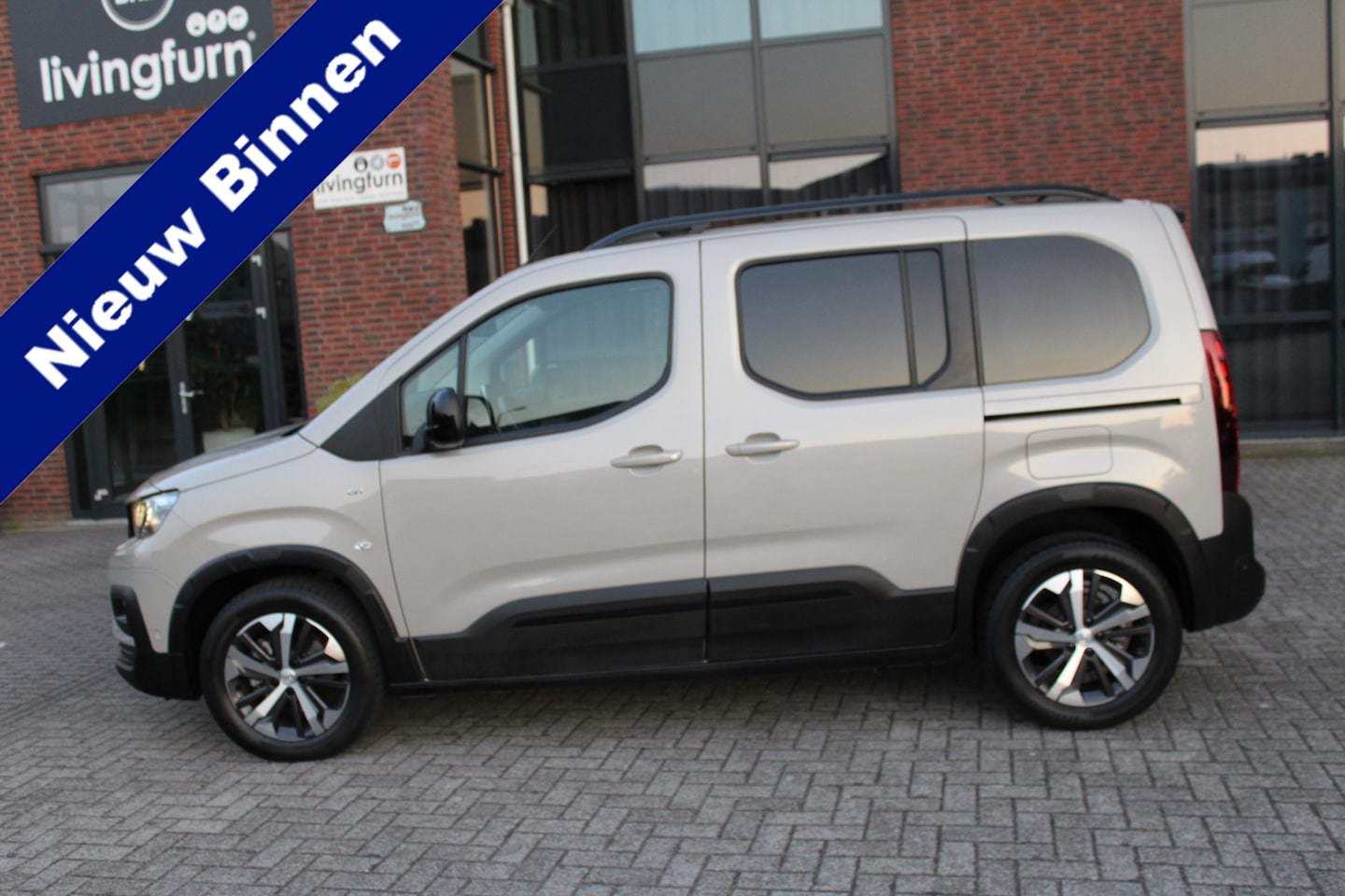 Peugeot Rifter - 1.2 Puretech 130 PK Automaat EAT6 GT Clima-Adapt.Cruise-Pano-Navi-Keyless-360 Camera 24.00 - AutoWereld.nl