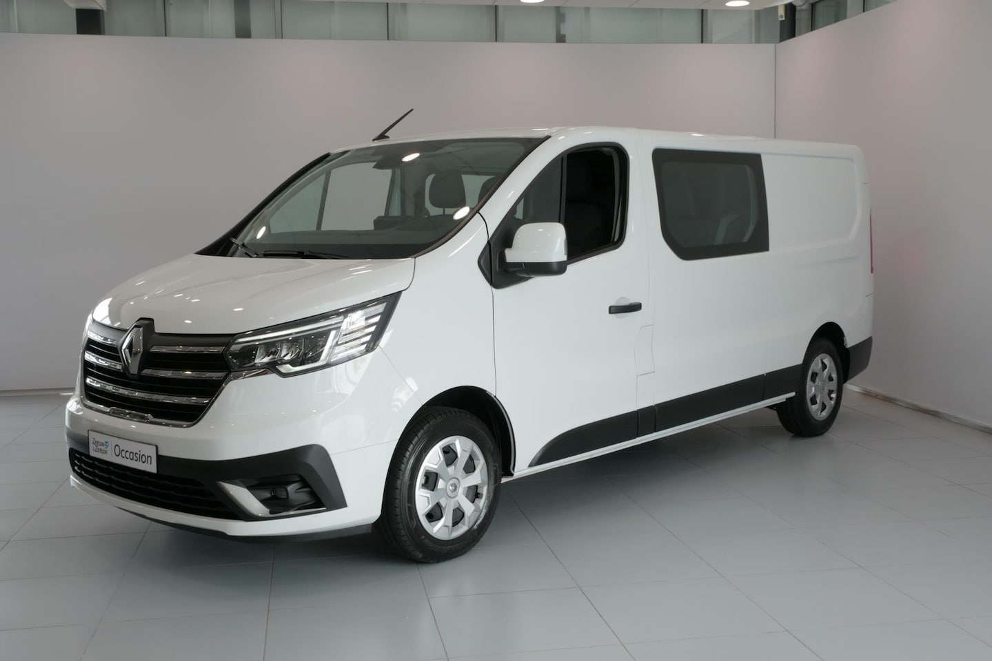 Renault Trafic - 2.0 dCi 110 T29 L2H1 DC Work Edition | Navigatie | Airco | Parkeersensoren | Passagiersban - AutoWereld.nl