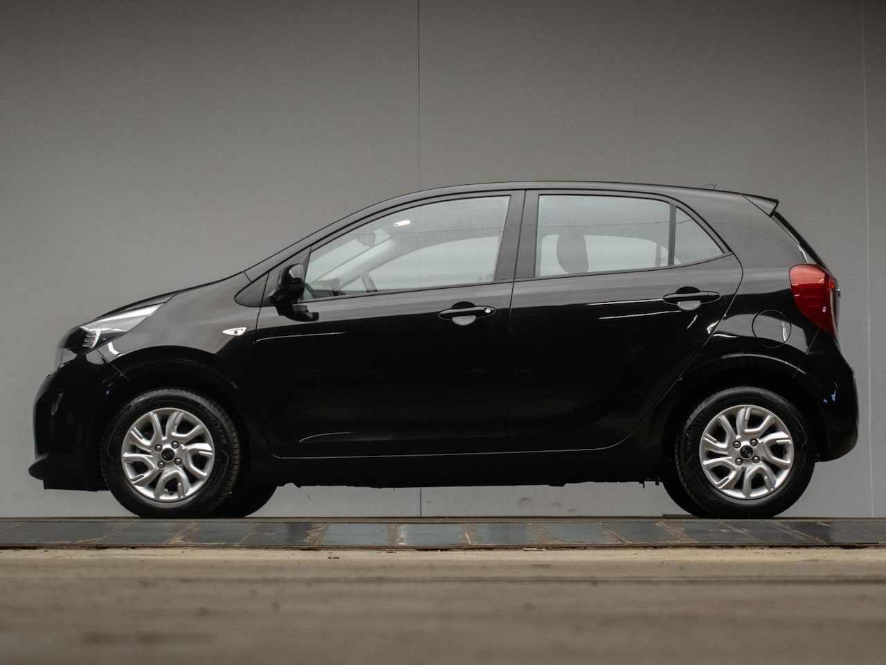 Kia Picanto - 1.0 CVVT ComfortPlusLine BLACK EDITION (APPLECARPLAY,NAVI,LED,CAMERA,SPORTSTOELEN,LM VELGE - AutoWereld.nl