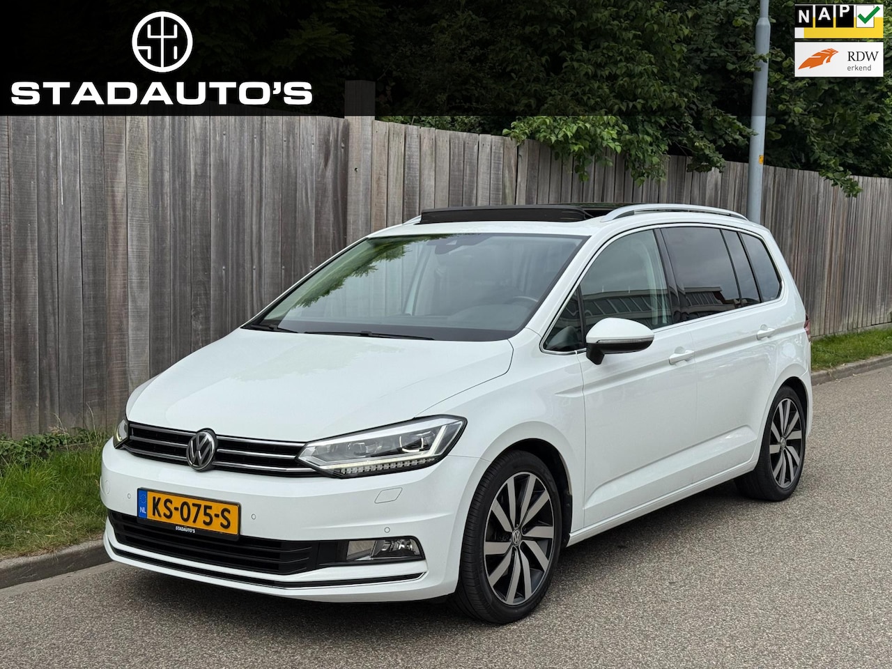 Volkswagen Touran - 1.4 TSI Connected Series 7p Pano|LED|Trekhaak! - AutoWereld.nl