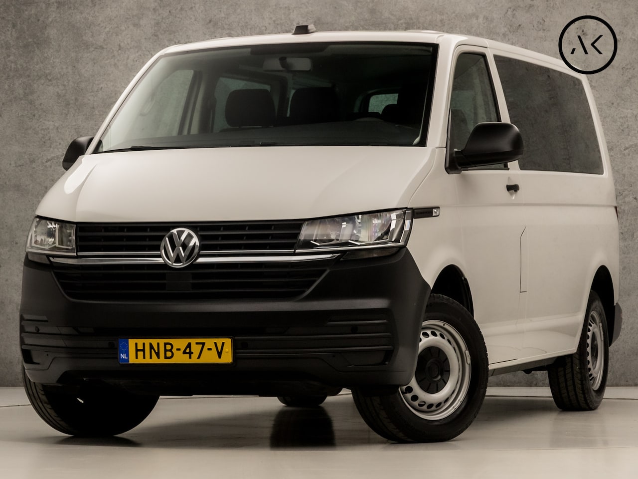 Volkswagen Transporter Kombi - 2.0 TDI L1H1 Comfortline 9 Persoons (APPLE CARPLAY, TREKHAAK, PARKEERSENSOREN, GETINT GLAS - AutoWereld.nl
