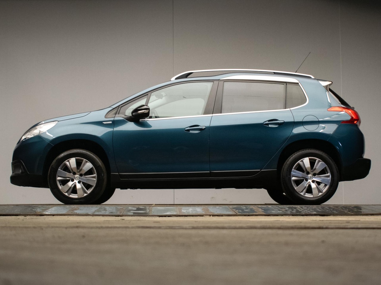 Peugeot 2008 - 1.2 PureTech Urban Sport (NAVI,LED,LEDER,SPORTSTOELEN,CRUISE,CLIMATE,GETINT,LM VELGEN,PDC, - AutoWereld.nl