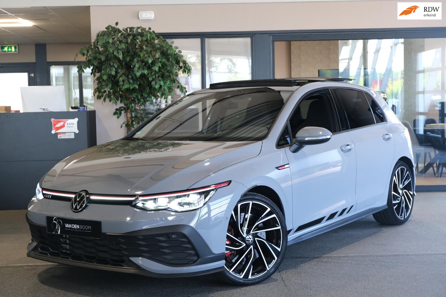 Volkswagen Golf - 2.0 TSI GTI CLUBSPORT 300 Pk Pano Cam IQ Led Keyless ACC - AutoWereld.nl