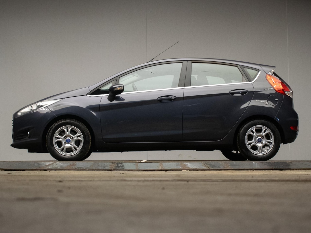 Ford Fiesta - 1.6 TDCi Lease Titanium Sport (NAVI,CRUISE,CLIMATE,LED,KEY LESS,CAMERA,GETINT,SPORTSTOELEN - AutoWereld.nl