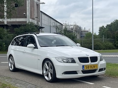 BMW 3-serie Touring - 320i *Panoramadak*GrootNavi*Stoelverwarming*Sportvelgen*Cruise Control