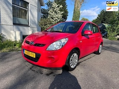 Hyundai i20 - 1.2i i-Drive BOUWJAAR 2011 *Airco*5DR *APK 11-10-2025* METALIC ROOD