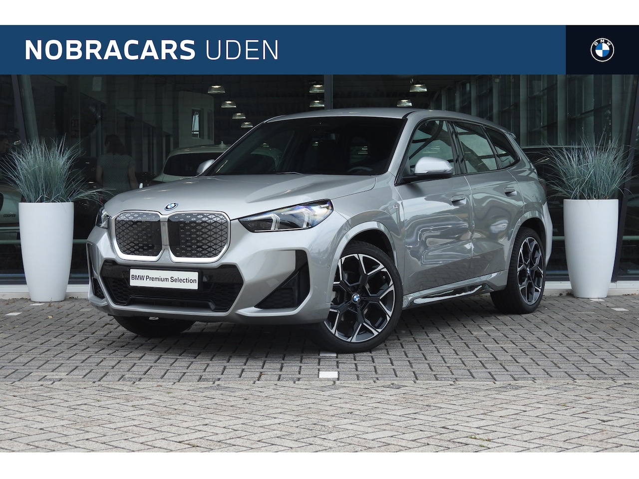 BMW iX1 - eDrive20 M Sport / Sportstoelen / M Adaptief onderstel / Achteruitrijcamera / Comfort Acce - AutoWereld.nl