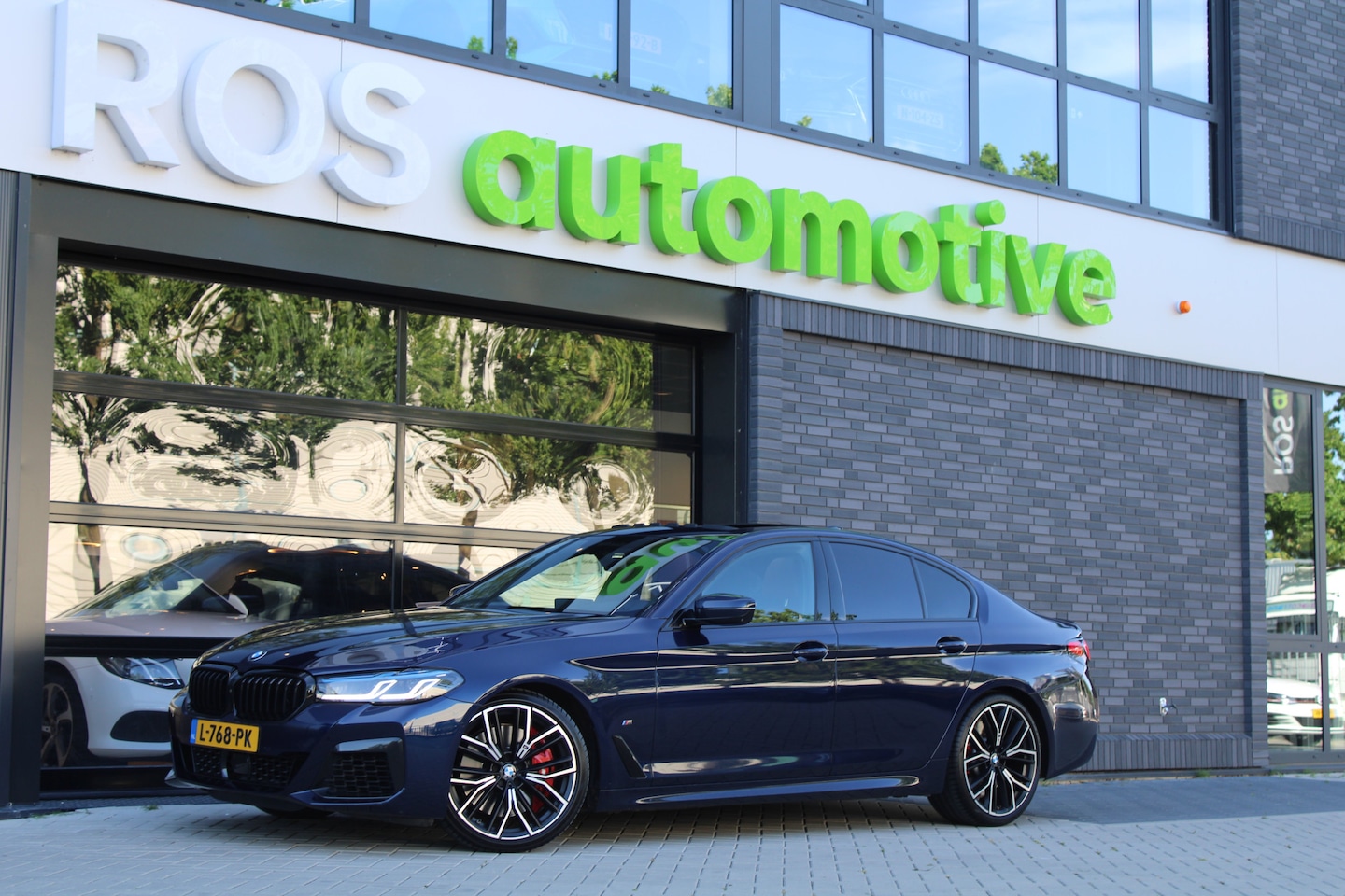 BMW 5-serie - M550i xDrive High Executive | VOL! | PANO | B&W | MASSAGE | 4WIELSTURING | HUD | SOFT CLOS - AutoWereld.nl