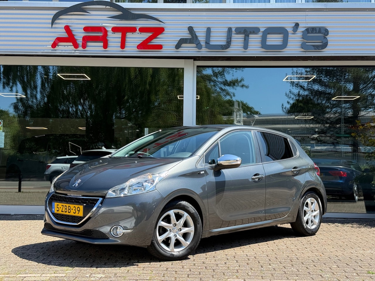 Peugeot 208 - 1.2 PureTech Style Automaat l Getint glas l Navi - AutoWereld.nl