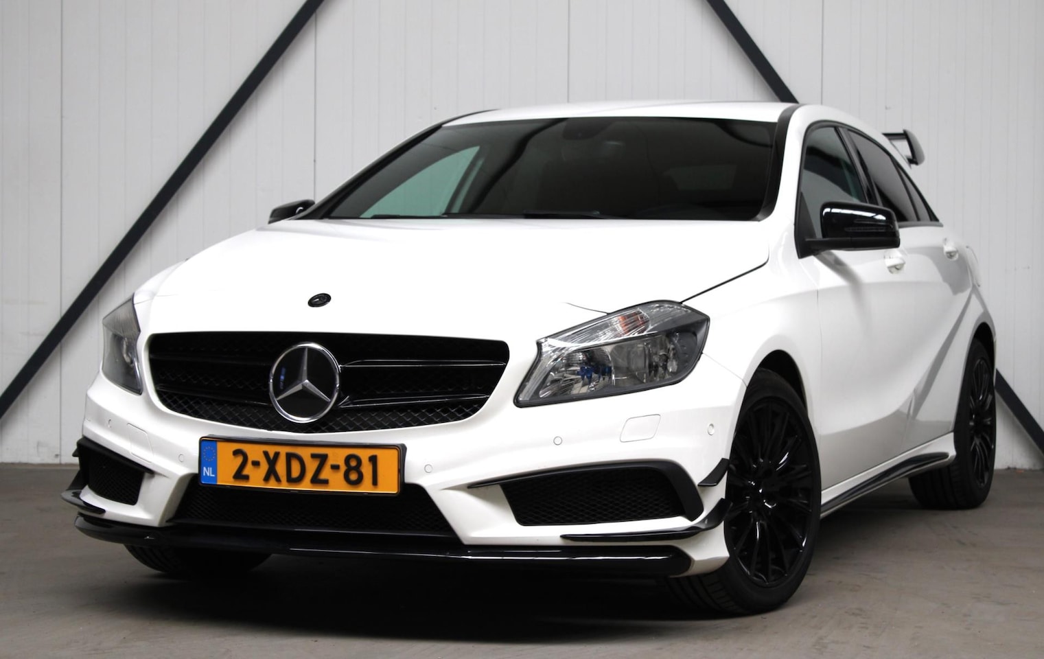 Mercedes-Benz A-klasse - 180 Ambition l A45 AMG bumpers + spoiler l Camera - AutoWereld.nl
