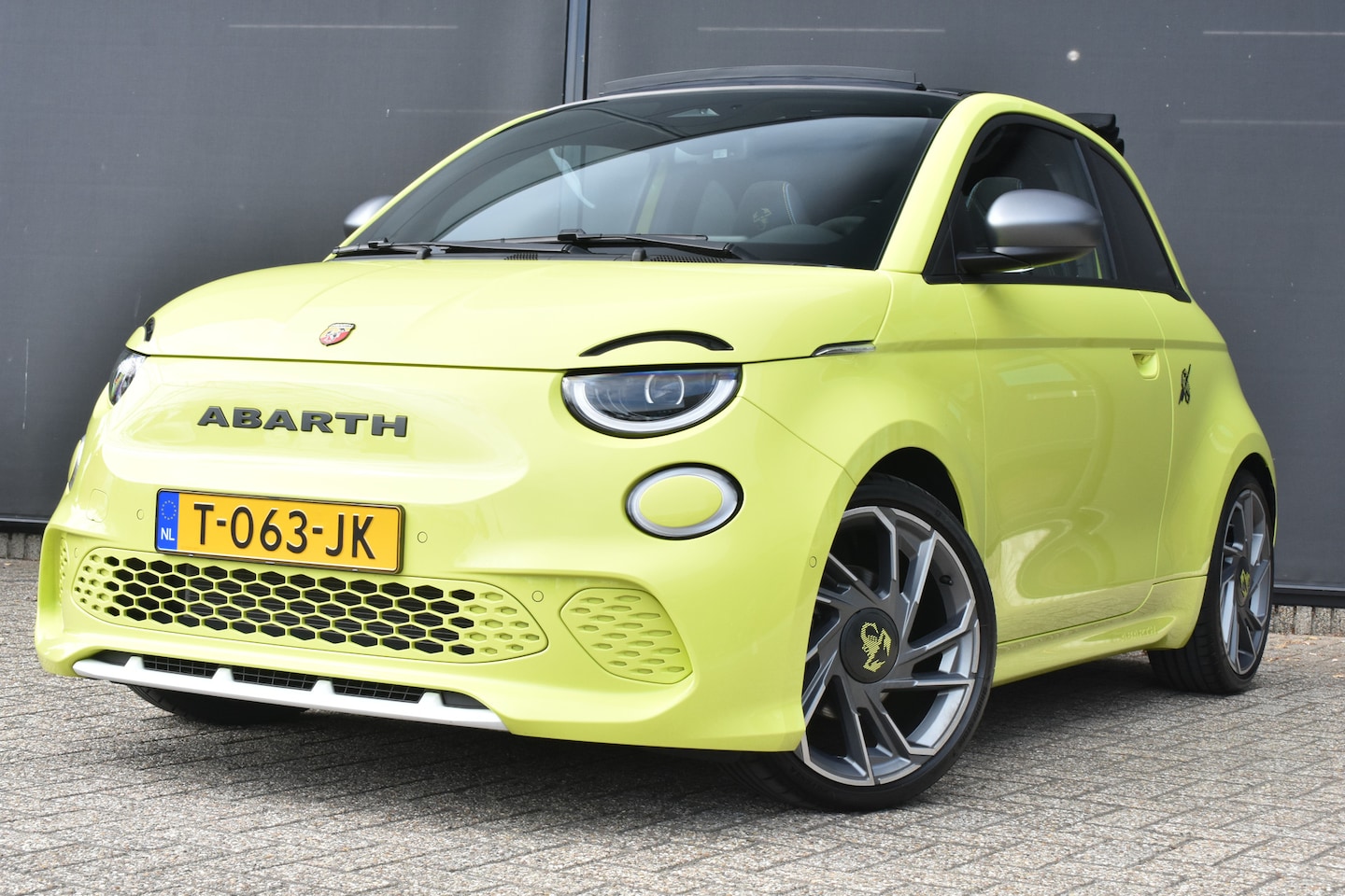 Abarth 500e - 500C Cabrio Scorpionissima Tursmo 42kWh 3 Fase | Alcantara | Navigatie | Sportstoelen | Ke - AutoWereld.nl