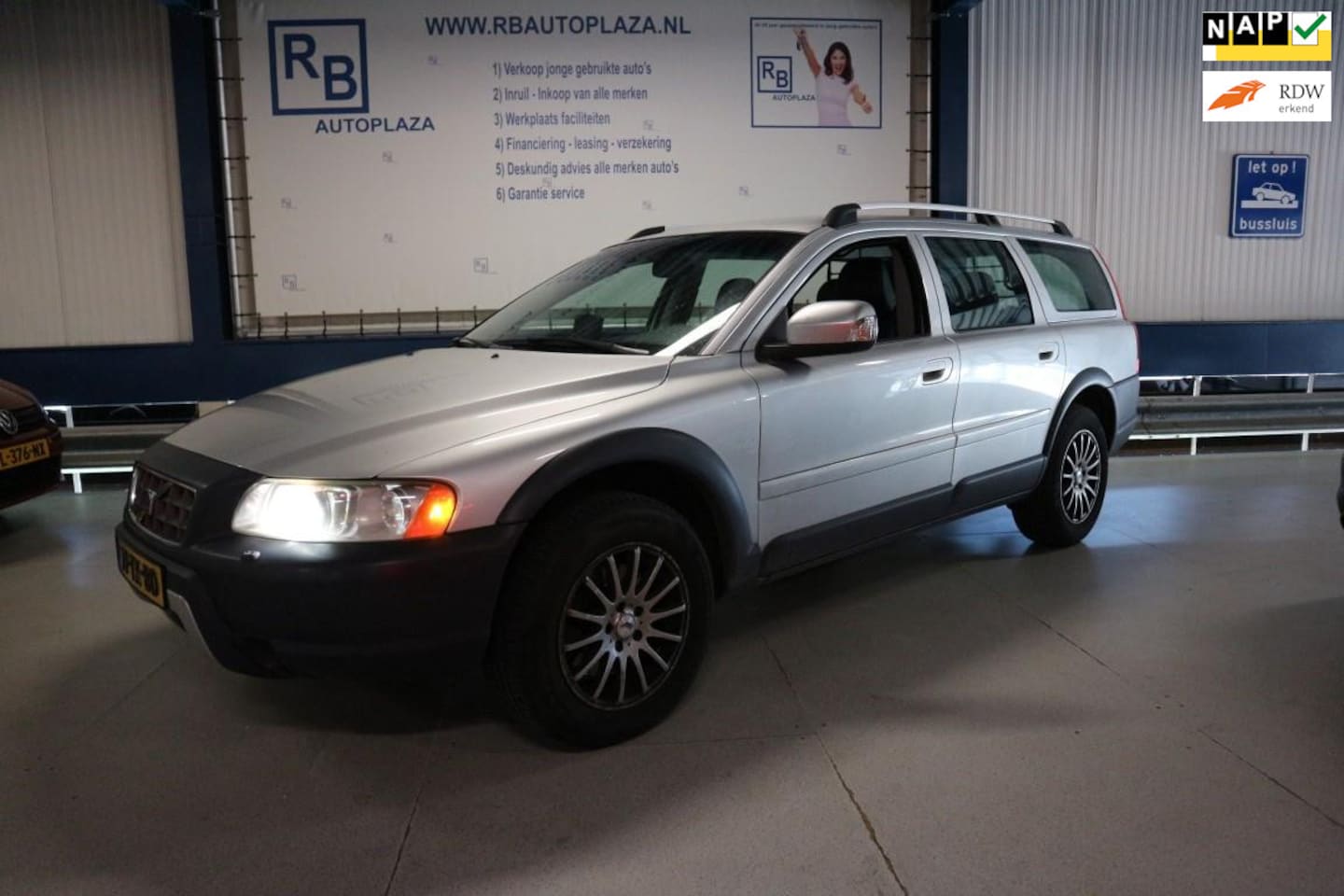 Volvo XC70 - 2.4 D5 / RIJDT GOED ! - AutoWereld.nl