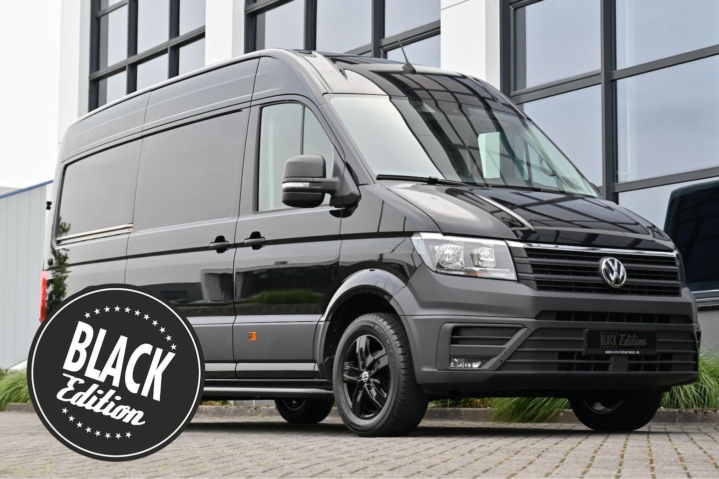 Volkswagen Crafter - 35 2.0 TDI L3H3 Black Edition 177PK € 285 P.M. - AutoWereld.nl