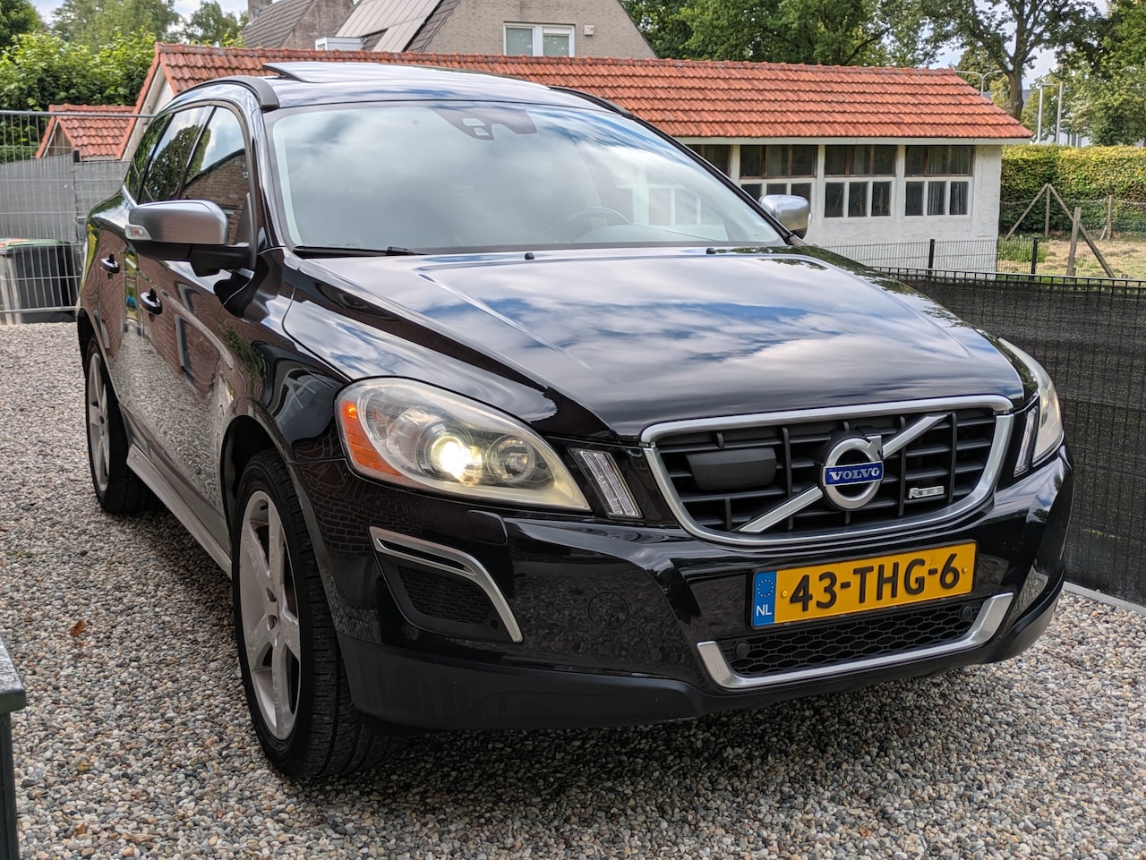 Volvo XC60 - 2.4 D5 R-Design Panodak|Adaptive-Cruise|Keyless-Entry|Origineel NL, 177.500km - AutoWereld.nl