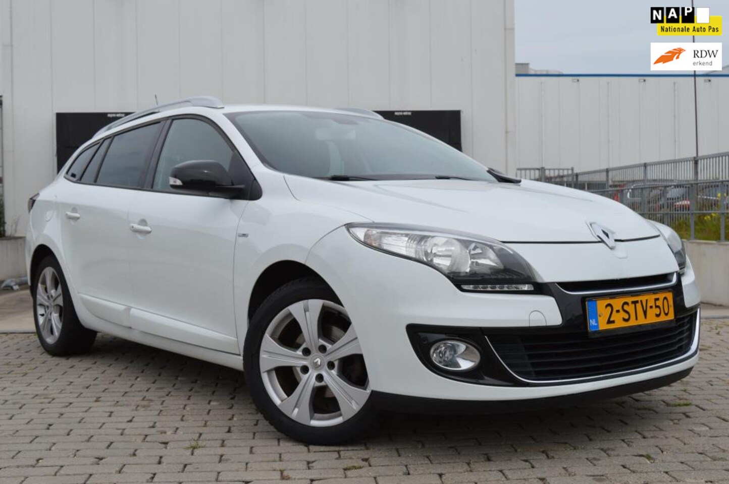 Renault Mégane Estate - 1.5 dCi Bose White Metallic PDC CAM - AutoWereld.nl