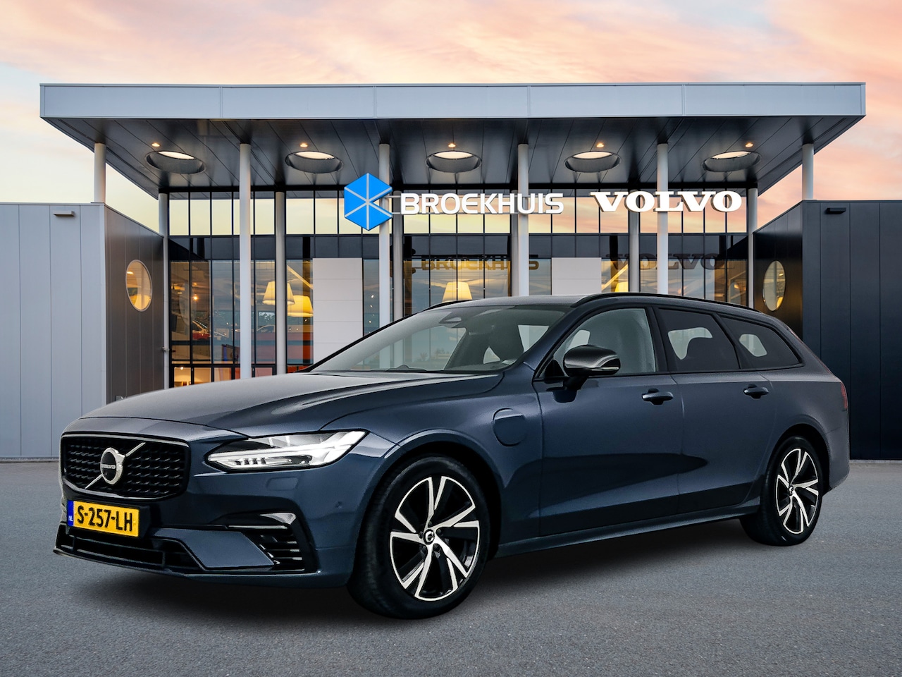 Volvo V90 - T6 Recharge AWD R-Design | Luchtvering | Bowers & Wilkins | Head-up | Panoramadak | Full L - AutoWereld.nl