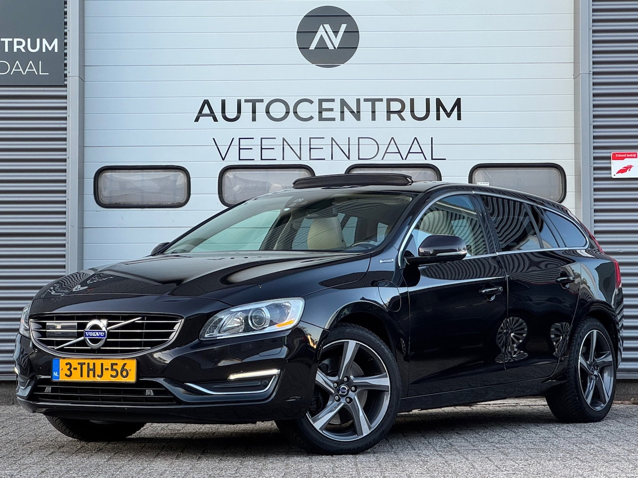 Volvo V60 - 2.4 D6 AWD Plug-In Hybrid PANO/CAMERA/TREKHAAK/AIRCO IJSKOUD - AutoWereld.nl