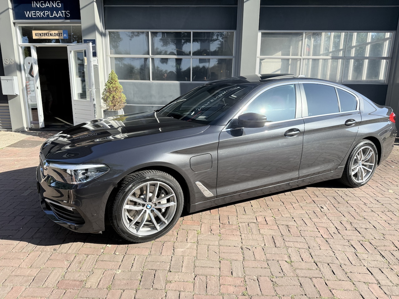 BMW 5-serie - 530e iPerformance High Executive Bj 2020 Km 125.000 Dealer onderhouden !! - AutoWereld.nl