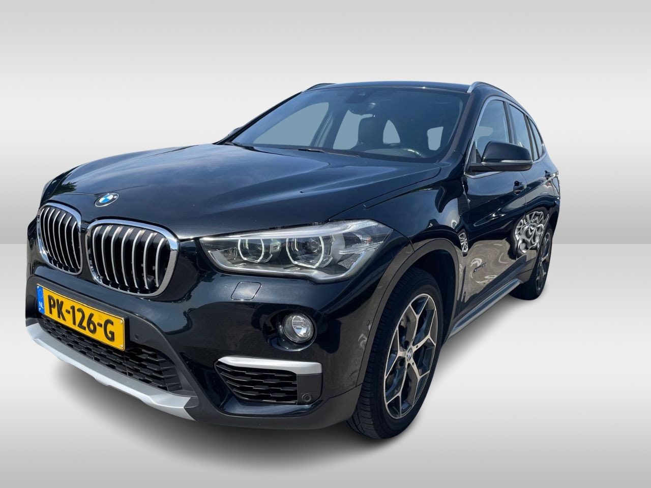 BMW X1 - sDrive20i High Executive / Trekhaak / Head-up / Leder / Navigatie / 18'' / Parkeerhulp V+A - AutoWereld.nl