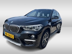 BMW X1 - sDrive20i High Executive / Trekhaak / Head-up / Leder / Navigatie / 18'' / Parkeerhulp V+A