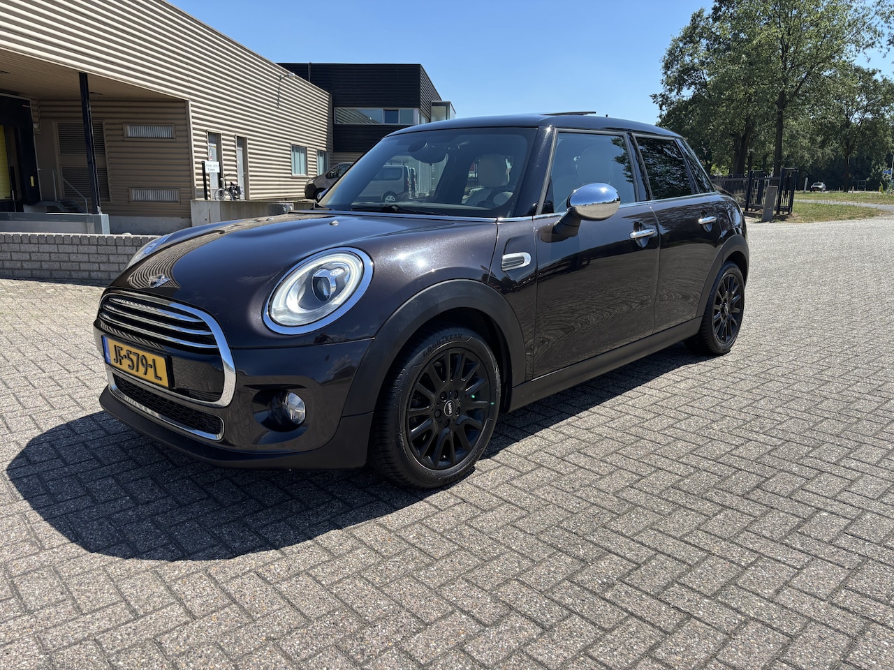 MINI Cooper - Mini 1.5 Pepper Business 5 deurs [ pano schuifdak,fm navi,leer,lmv ] - AutoWereld.nl