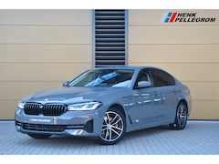 BMW 5-serie - 520i * Comfort stoelen * Laser * Leder * Live cockpit * Grootlicht assistent