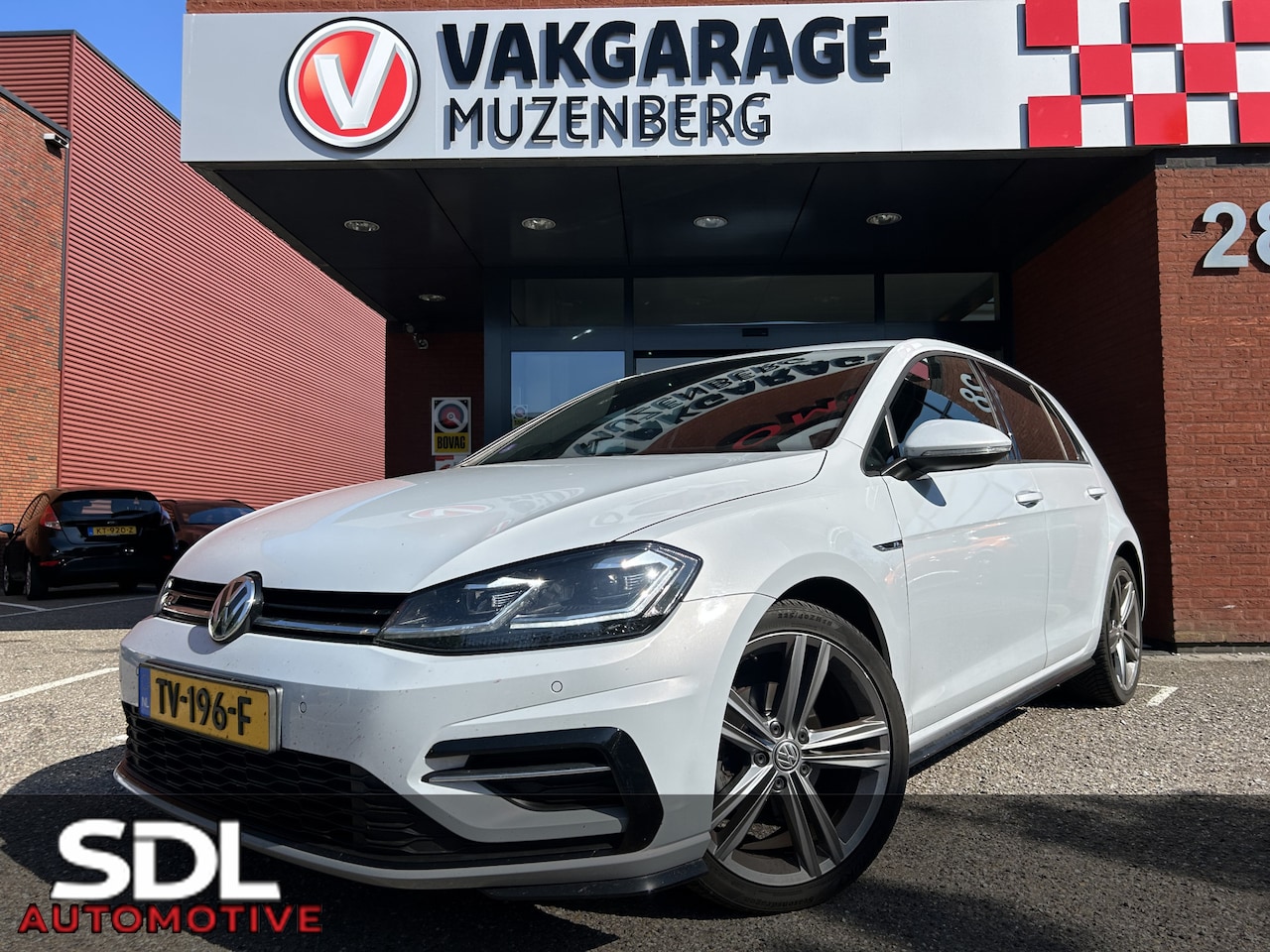 Volkswagen Golf - 1.0 TSI Highline Business R-Line // FULL LED // NAVI + CARPLAY // ADAPTIV CRUISE // CAMERA - AutoWereld.nl