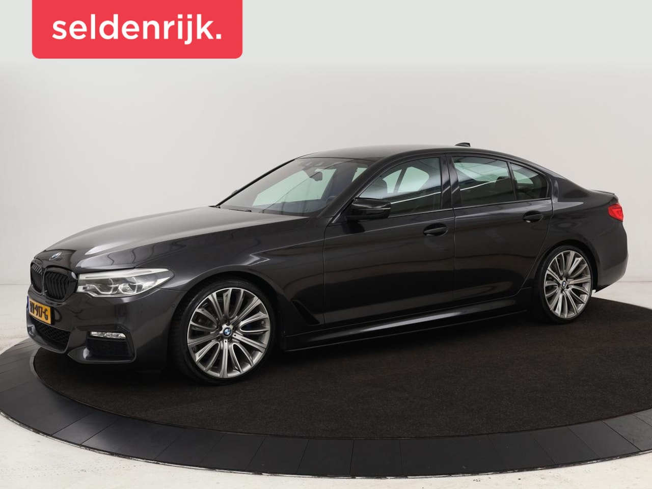BMW 5-serie - 520i High Executive | M-Sport | Leder | Stoelverwarming | Trekhaak | 20'' | Adaptief LED | - AutoWereld.nl