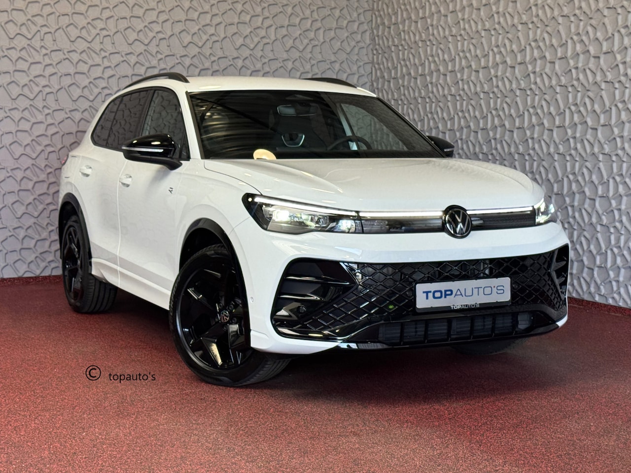 Volkswagen Tiguan - 1.5 eTSI R-LINE 3D LED GRILL 19''LMV ERGO.STOEL MASSAGE ELEK.KLEP DESIGN PACK STOEL/STUUR - AutoWereld.nl