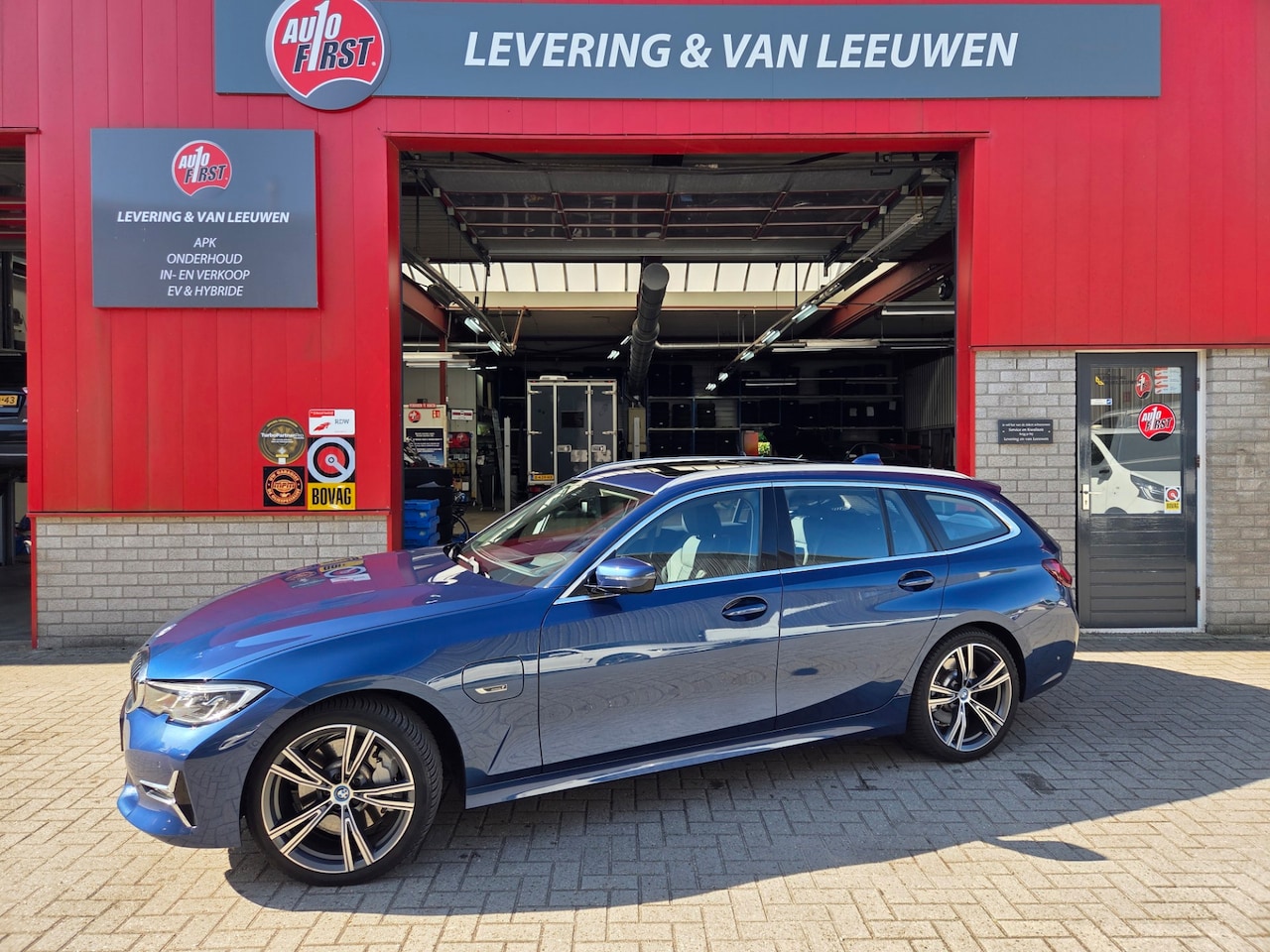 BMW 3-serie Touring - 330e xDrive Business Edition Plus / Panorama dak/ Stoelverwarming + memory + Leder/ Elektr - AutoWereld.nl