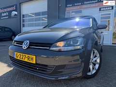 Volkswagen Golf - 1.2 TSI Highline 5 drs met parkeersensoren en navigatie en bluetooth telefoon / media