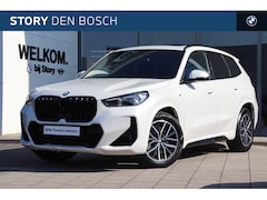 BMW X1 - xDrive23i M Sport Automaat / Panoramadak / Trekhaak / Sportstoelen / Adaptieve LED / M Ada