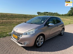 Peugeot 208 - 1.4 VTi Allure Panoramadak PDC LM Velgen Groot Navigatiescherm Cruise Climate Control LM V