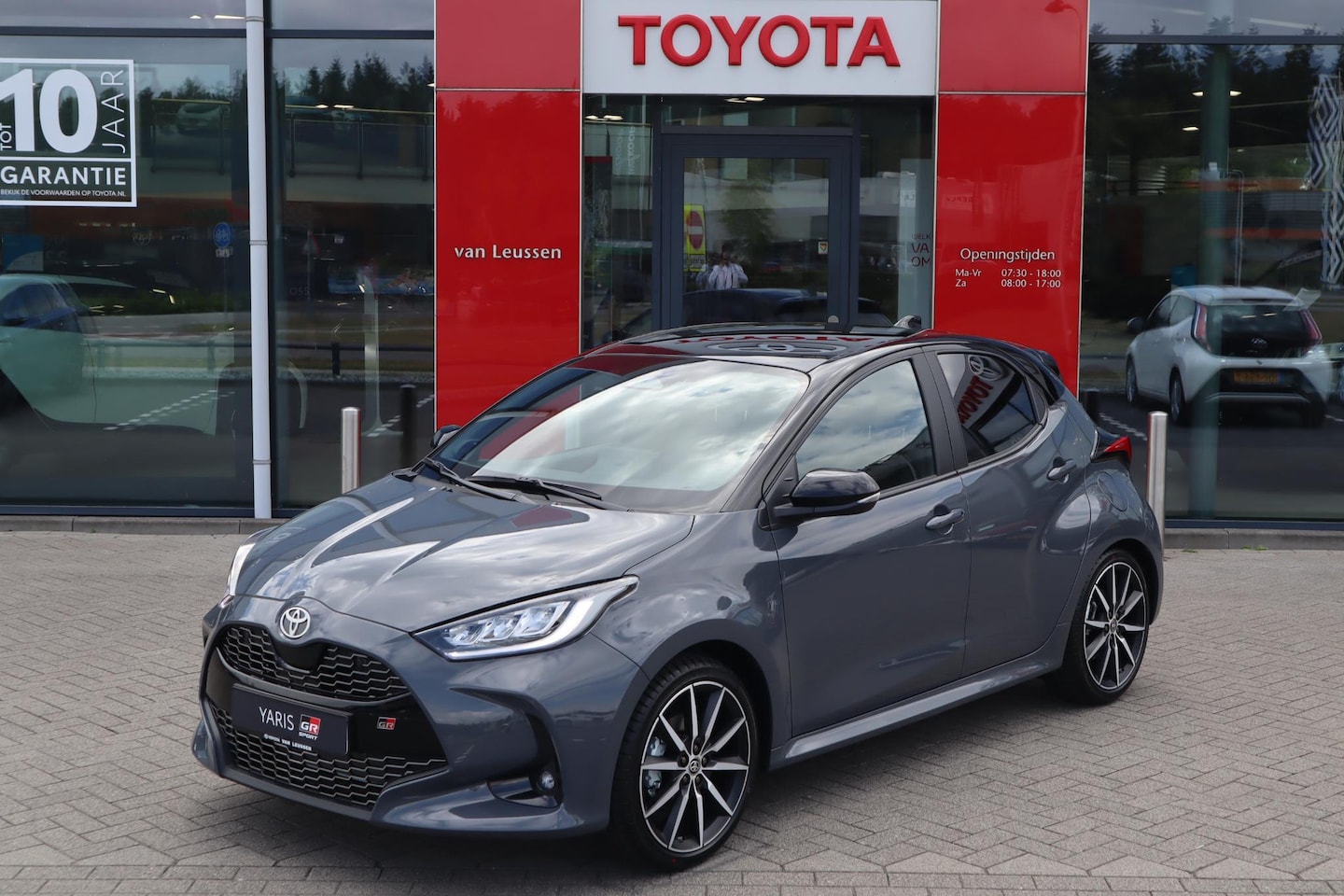 Toyota Yaris - 1.5 HYBRID 130 GR Sport NIEUW&DIRECT LEVERBAAR! PANODAK JBL-AUDIO STOEL+STUURVERW. BLIND-S - AutoWereld.nl