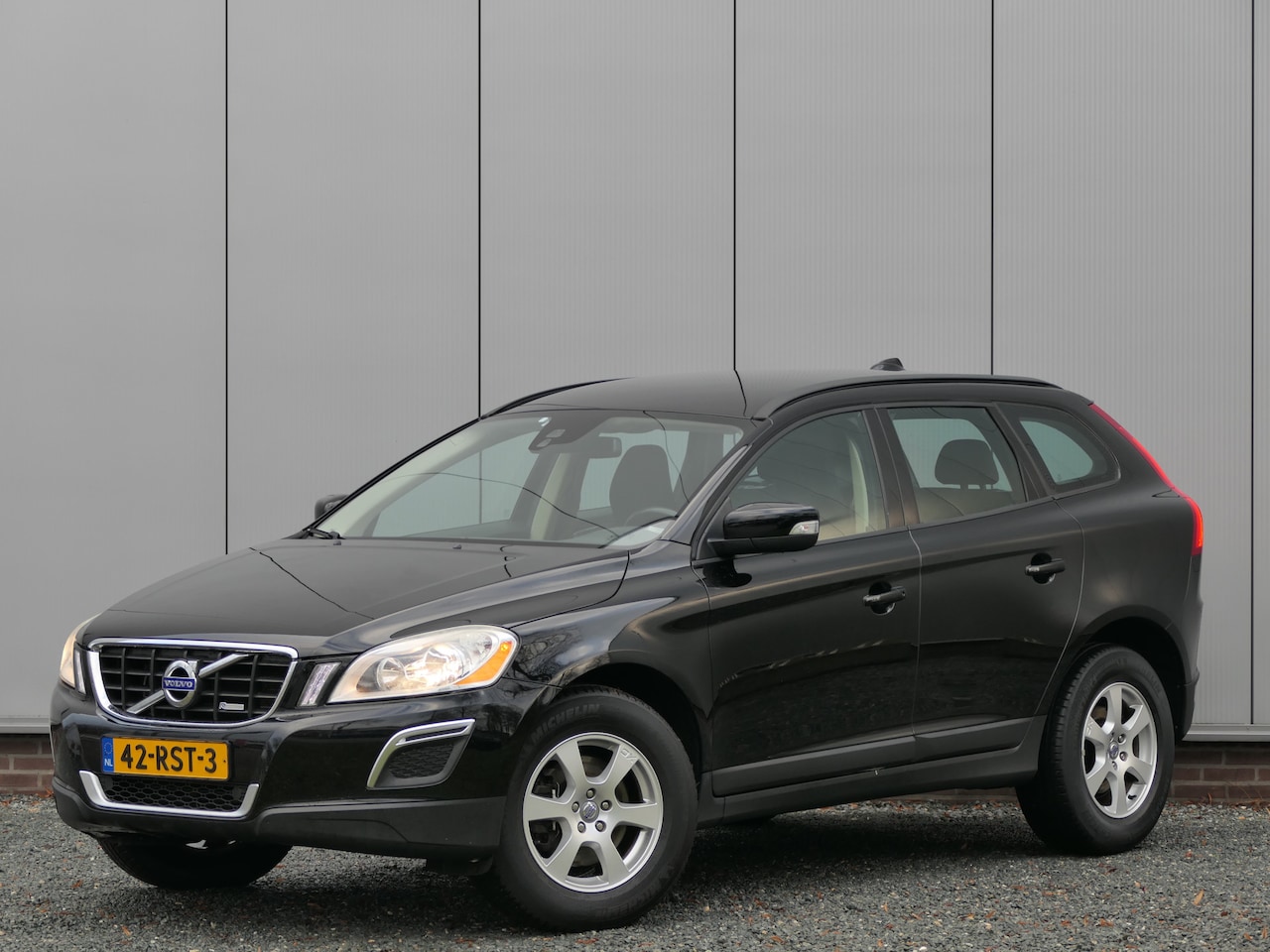 Volvo XC60 - T5 AUT Kinetic Navi / Trekhaak / Cruise control / Kinderzitje(s) geintegreerd in achterban - AutoWereld.nl