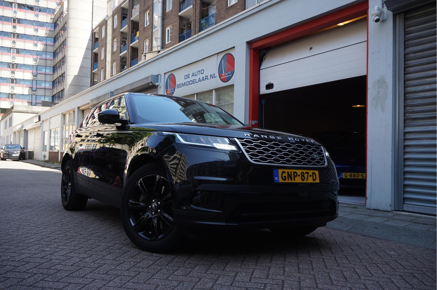 Land Rover Range Rover Velar - 2.0 P400e * Black on Black * Privacy glass 20inch * Aktieprijs - AutoWereld.nl