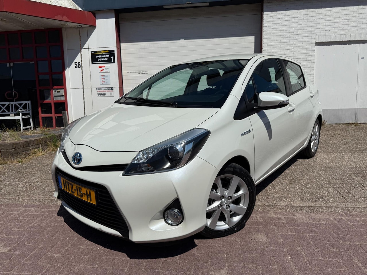 Toyota Yaris - 1.5 Full Hybrid Dynamic |NIEUW APK |PARELMOER WIT |LM VELGEN LUXE UITVOERING| - AutoWereld.nl
