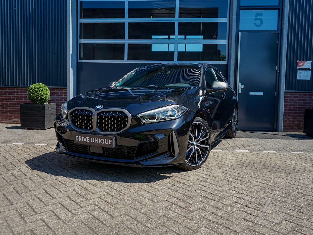 BMW 1-serie - M135i xDrive High Executive M135i xDrive High Executive, Nieuwe Michelin Pilot sport 5, Head-up, M-sport, Apple CP, Le - AutoWereld.nl