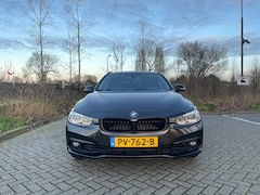 BMW 3-serie Touring - 318i Executive 136pk Aut 2017 Bruin NLAuto Carplay Keyless