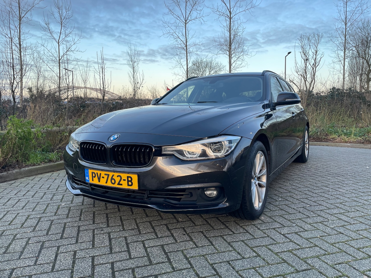 BMW 3-serie Touring - 318i Executive 136pk Aut 2017 Bruin NLAuto Carplay Keyless - AutoWereld.nl