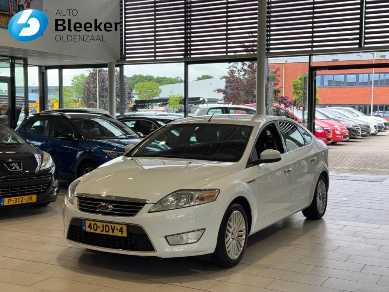 Ford Mondeo - 1.6-16V Ghia Clima Cruise Navi Trekhaak - AutoWereld.nl
