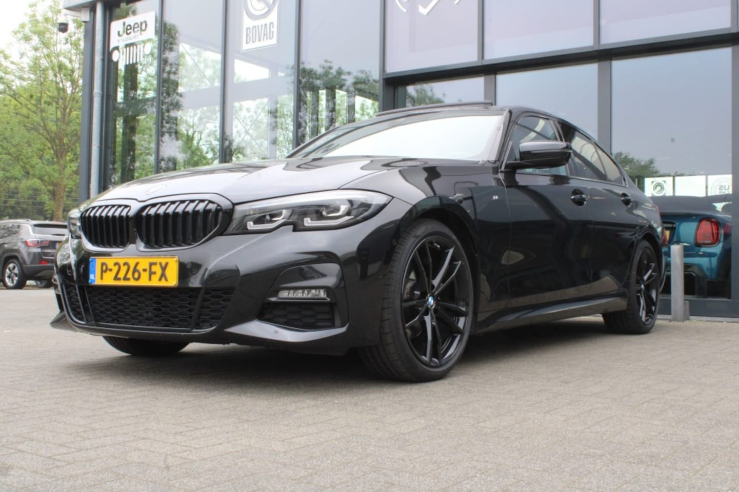 BMW 3-serie - 320i M Sport / Automaat / Zwart / Schuif kantel dak - AutoWereld.nl