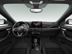 BMW X1 - sDrive18i Executive M-Sport | Head up | Camera | Sportstoelen | PDC voor en achter |