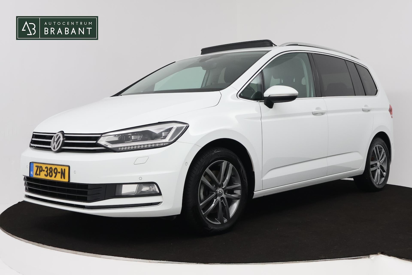 Volkswagen Touran - 1.4 TSI Highline 7p (PANORAMADAK, PARKEERSENSOREN, TREKHAAK, STOELVERWARMING, NAVI, CARPLA - AutoWereld.nl
