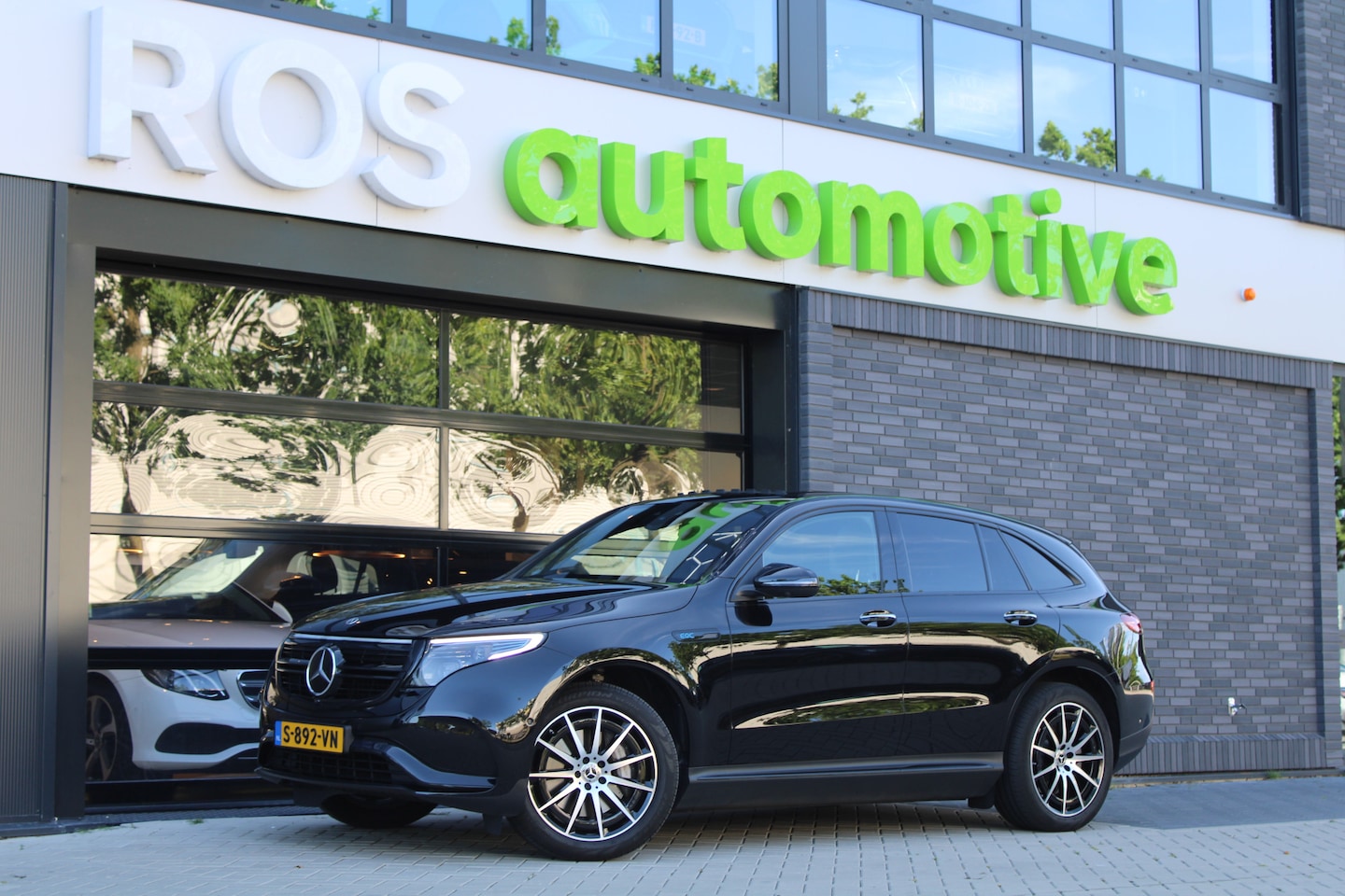 Mercedes-Benz EQC - 400 4MATIC AMG Line 80 kWh | NAP! | BTW | PANO | MEMORY | HUD | ACC | 360 | - AutoWereld.nl
