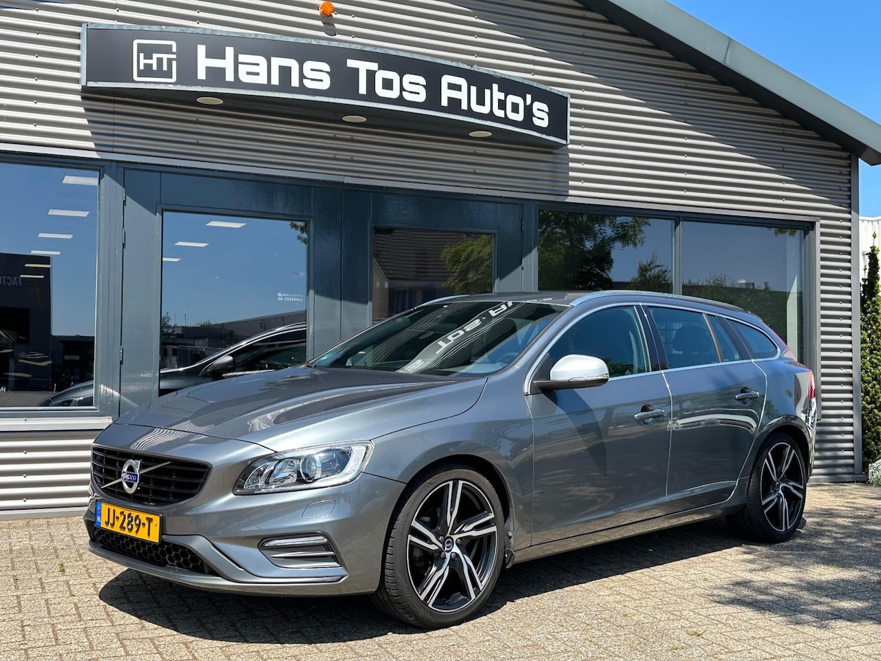Volvo V60 - 1.5 T3 Automaat R-Design / 19"/ Trekhaak / Winterpakket - AutoWereld.nl