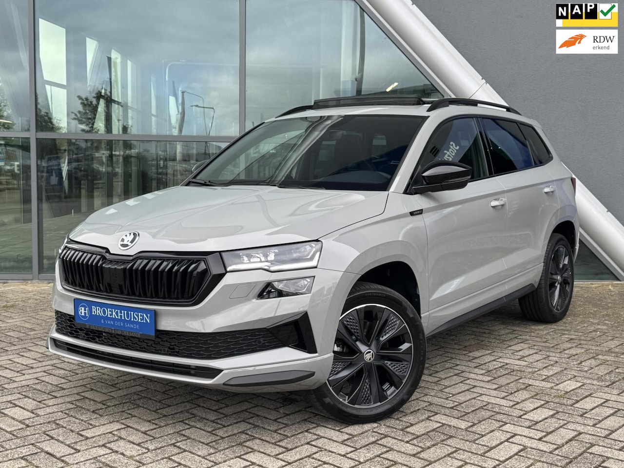 Skoda Karoq - 1.5 TSI ACT Sportline Black Style 150pk Automaat / Panoramadak / Trekhaak / Camera - AutoWereld.nl